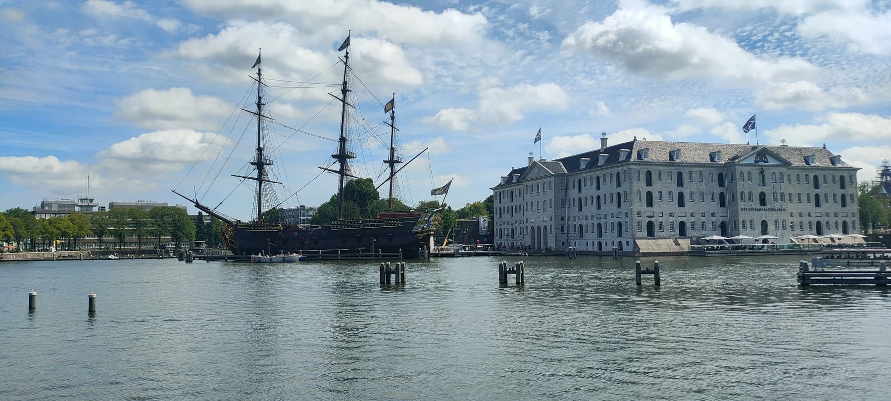 Het Scheepvaartmuseum gezien vanaf het water in Amsterdam.